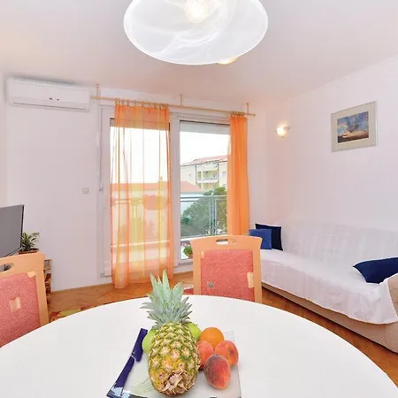 Two-bedroom With Sea View In דירה