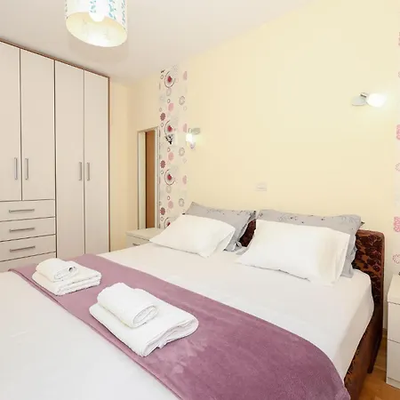 דירה Two-bedroom With Sea View In ספליט