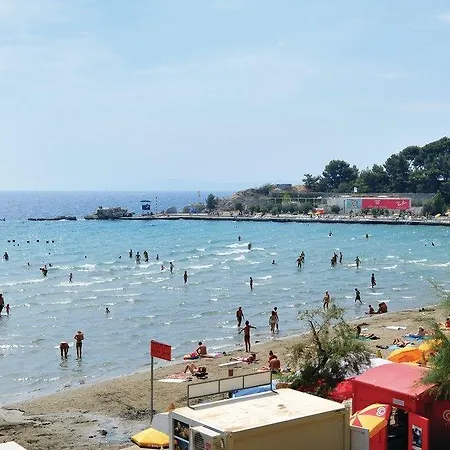 Two-bedroom With Sea View In Lägenhet