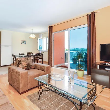 Two-bedroom With Sea View In 公寓 *