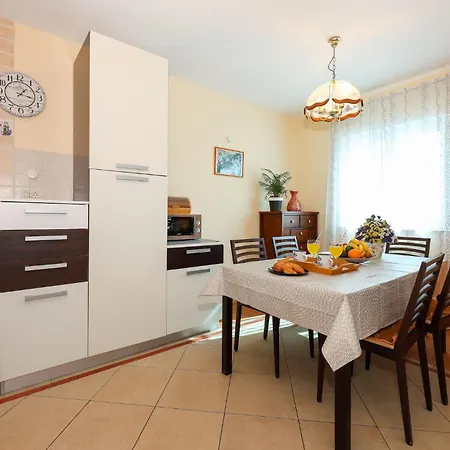 Two-bedroom With Sea View In Appartamento