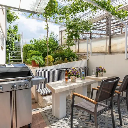 Two-Bedroom Apartment With Sea View In Split Apartment *