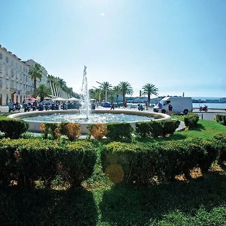 Two-Bedroom Apartment With Sea View In Split Apartment *